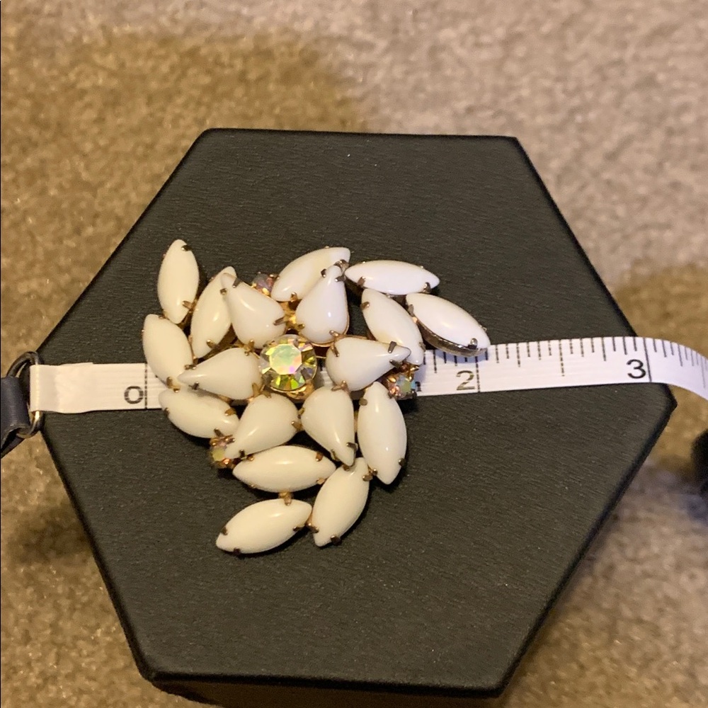 Milk Glass Brooch - Picture 4 of 4
